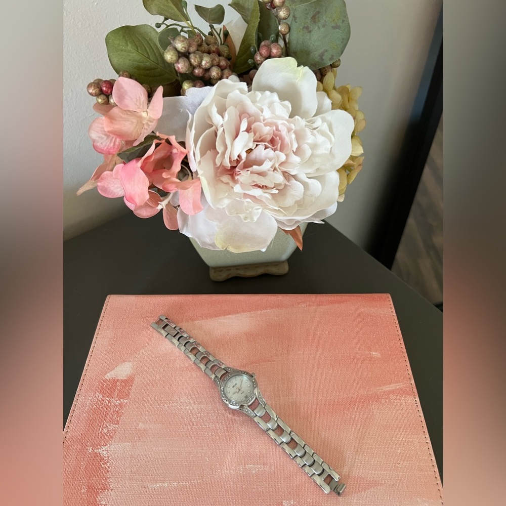 🤍 EUC Women’s Relic Wrist Watch